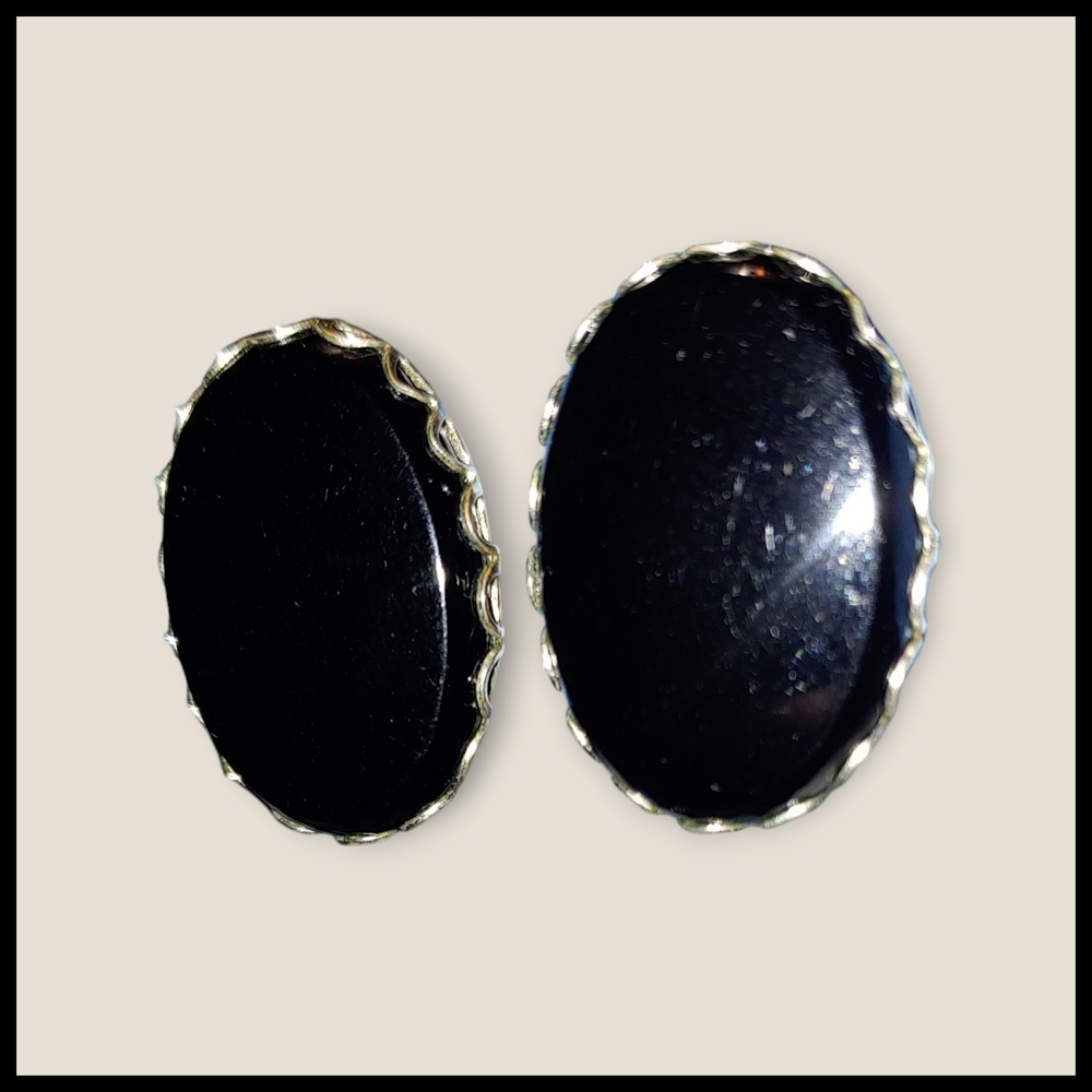 Vintage Screw Back Black Oval Earrings - Picture 5 of 9